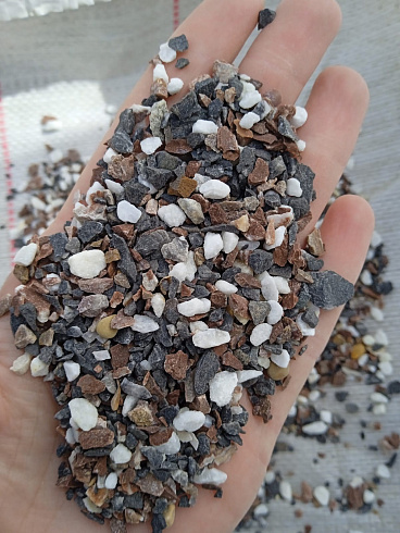 Kamenclub.ru: Мраморная крошка (щебень крошка микс: белый-зеленый-розовый) фр. 3-5 мм.  купить в Петрозаводске мрамор белый, зеленый, розовый мраморная декоративная крошка каменная 12000 руб/т   фото КАМЕНЬ КЛУБ