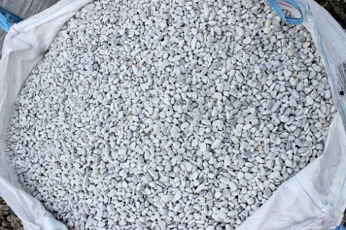 Kamenclub.ru: Мраморная крошка (щебень галтованный белый) фр.10-20 мм.  купить в Петрозаводске мрамор белый, молочный, айвори окатанный округлый декоративный ландшафтный щебень 17000 руб/т   фото КАМЕНЬ КЛУБ