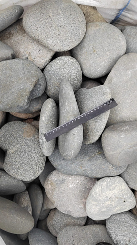 Kamenclub.ru: Галька речная плоская (темно-серая) фр. 70-150 мм. купить  в Петрозаводске галечник природный темно-серый серый синий речная плоская природная окатанная  9000 руб/т   фото КАМЕНЬ КЛУБ