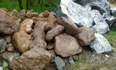 Kamenclub.ru: Конгломераты фр. 300-1000 мм.  купить в Петрозаводске кварц мрамор диабаз коричневый, серый зеленоватый речной валун крупный 6500 руб/т   фото КАМЕНЬ КЛУБ