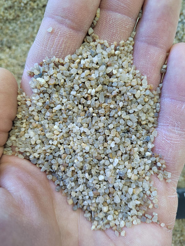 Кварцевый песок для водоподготовки фр. 1,6-3 мм.  купить в Петрозаводске фото Камень Клуб