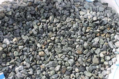 Kamenclub.ru: Щебень крошка зеленый (змеевик) фр. 20-40 мм.  купить в Петрозаводске мрамор зеленый, салатовый ландшафтная мраморная крошка 8500 руб/т   фото КАМЕНЬ КЛУБ