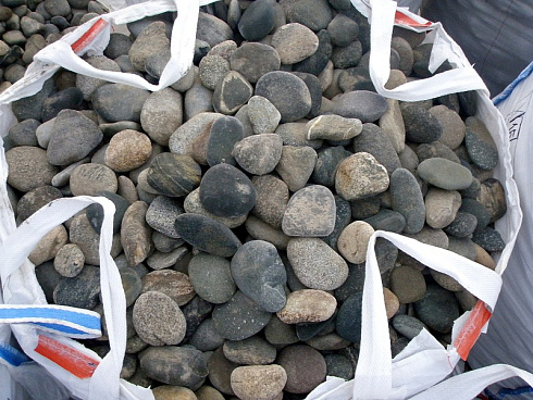 Kamenclub.ru: Галька речная плоская (ассорти) фр. 100-200-300 мм. купить  в Петрозаводске галька плоская разноцветная серый белый темно-серый синий речная галька ландшафтная 8000 руб/т   фото КАМЕНЬ КЛУБ