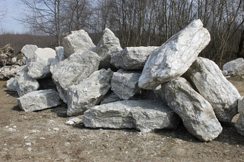 Kamenclub.ru: Мраморизированный известняк фр.500-1500 мм.  купить в Петрозаводске    10000 руб/т   фото КАМЕНЬ КЛУБ