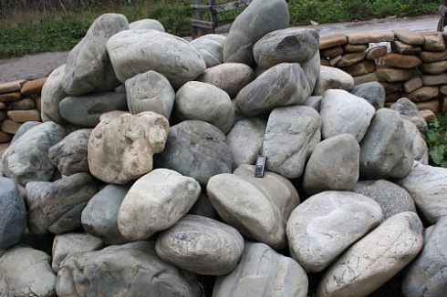 Kamenclub.ru: Речной валун Кабанчик фр.300-500 мм.  купить в Петрозаводске крупный природный камень галька серый, темно-серый речной валун галечник масштабный 7000 руб/т   фото КАМЕНЬ КЛУБ