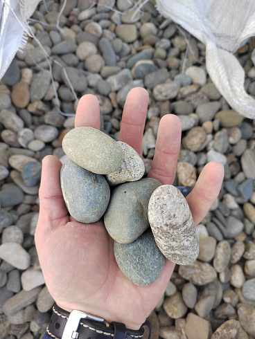 Kamenclub.ru: Галька речная окат (пестрая) фр. 20-40 мм. купить  в Петрозаводске галька речная пестрая, серая, серые оттенки галька речная окатанная округлая 5000 руб/т   фото КАМЕНЬ КЛУБ