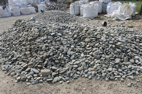 Kamenclub.ru: Галька речная плоская (ассорти) фр. 70-150 мм. купить  в Петрозаводске галька галечник серый белый темно-серый синий светло-серый плоская природная галька  9000 руб/т   фото КАМЕНЬ КЛУБ