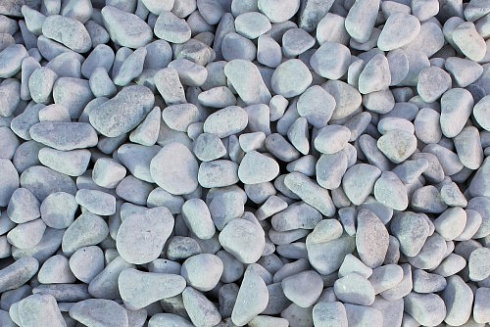 Kamenclub.ru: Мраморная крошка (щебень галтованный белый), фр.20-40 мм.  купить в Петрозаводске мрамор белый бежевый молочный мраморный щебень декоративный 17000 руб/т   фото КАМЕНЬ КЛУБ