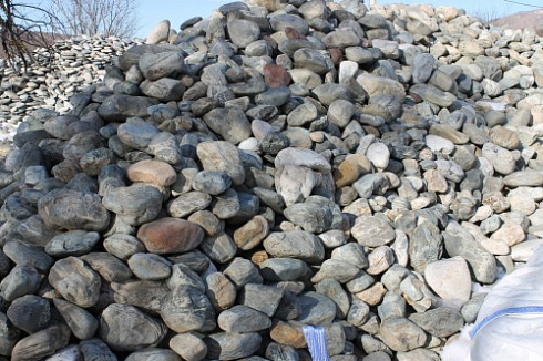 Kamenclub.ru: Ландшафтные валунчики фр.100-500 мм.  купить в Петрозаводске крупный природный камень серый, темно-серый, светло-серый речной валун крупный 4800 руб/т   фото КАМЕНЬ КЛУБ