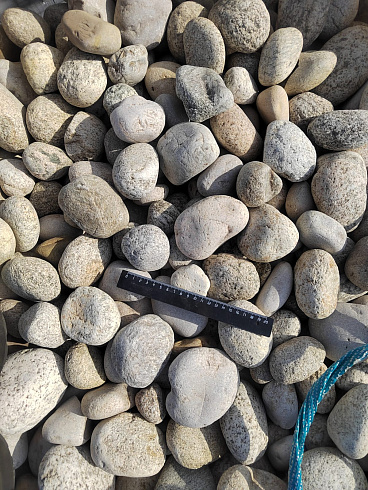 Kamenclub.ru: Галька речная окат (серо-белая) фр. 70-120 мм купить  в Петрозаводске галька галечник бело-серая, серо-белая, серая, белая речная природная галька  8000 руб/т   фото КАМЕНЬ КЛУБ