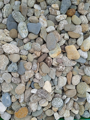 Kamenclub.ru: Галька горная речная окат (цветная) фр. 20-40 мм. купить  в Петрозаводске галька речная серый синий бежевый белый окатанная речная галька ландшафтная 6800 руб/т   фото КАМЕНЬ КЛУБ
