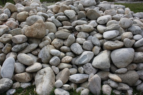 Kamenclub.ru: Бело-серый валунчик фр.100-300 мм.  купить в Петрозаводске крупный камень для ландшафта серый, белый бело-серый валун крупная галька 4500 руб/т   фото КАМЕНЬ КЛУБ