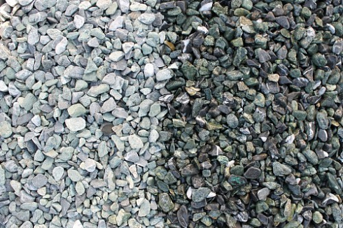 Kamenclub.ru: Мраморная крошка (щебень галтованный микс:зеленый-черный) фр.10-20 мм.  купить в Петрозаводске мрамор зеленый, черный декоративные ландшафтные окатанные округлые камни щебня 14500 руб/т   фото КАМЕНЬ КЛУБ