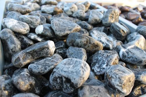 Kamenclub.ru: Щебень галтованный черный (мрамор) фр.20-40 мм.  купить в Петрозаводске мрамор черный с белыми прожилками мрамор окатанный округлый 15000 руб/т   фото КАМЕНЬ КЛУБ