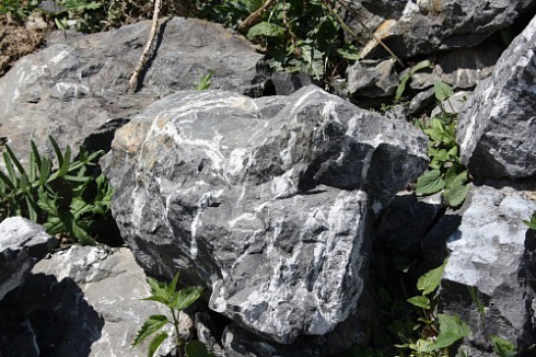 Kamenclub.ru: Черный мрамор скальник фр. 1000-1500 мм.  купить в Петрозаводске мрамор черный белый серый крупный колотый валун ландшафтный 9000 руб/т   фото КАМЕНЬ КЛУБ