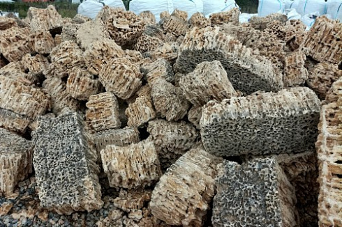 Kamenclub.ru: Крымский природный меотис фр. 100-500 мм.  купить в Петрозаводске меотис бежевый рыжий молочный желтый ракушечник 4 500 руб/т   фото КАМЕНЬ КЛУБ