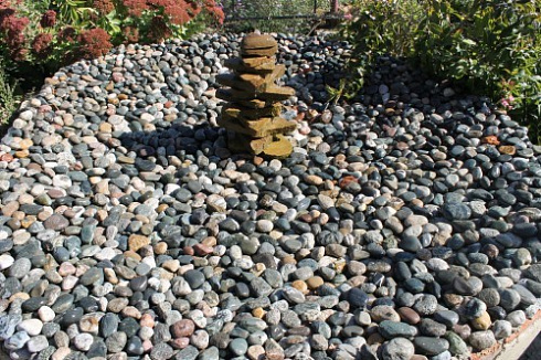 Kamenclub.ru: Галька окат (цветная картошка) фр. 50-100 мм. купить  в Петрозаводске галька природная окатанная серый белый цветной синий темно-серый коричневый округлый галечник окатанный 6800 руб/т   фото КАМЕНЬ КЛУБ