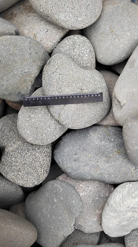 Kamenclub.ru: Галька речная плоская (темно-серая) фр. 70-150 мм. купить  в Петрозаводске галечник природный темно-серый серый синий речная плоская природная окатанная  9000 руб/т   фото КАМЕНЬ КЛУБ
