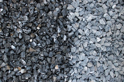 Kamenclub.ru: Щебень крошка черный (мрамор) фр. 10-20 мм.  купить в Петрозаводске мрамор черный с белыми прожилками, черный, белый каменная ландшафтная декоративная крошка щебня 11000 руб/т   фото КАМЕНЬ КЛУБ