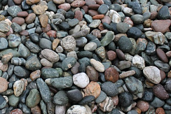 Kamenclub.ru: Галька окат (цветная картошка) фр. 50-100 мм. купить  в Петрозаводске галька природная окатанная серый белый цветной синий темно-серый коричневый округлый галечник окатанный 6800 руб/т   фото КАМЕНЬ КЛУБ