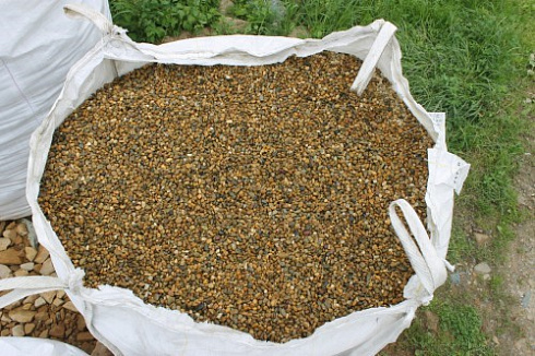 Kamenclub.ru: Галька окат (серо-желтая) фр.10-20 мм. купить  в Петрозаводске галька серо-желтая, рыжая, серый речная окатанная округлая галька 5000 руб/т   фото КАМЕНЬ КЛУБ