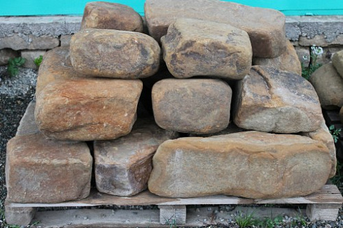 Kamenclub.ru: Песчаник для строительства и кладки (фр. 200-400 мм)  купить в Петрозаводске песчаник бежевый серый рыжий желтый блоки для строительства из песчаника 6500 руб/т   фото КАМЕНЬ КЛУБ