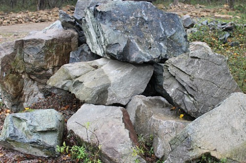 Kamenclub.ru: Змеевик скальник фр. 500-1500 мм.  купить в Петрозаводске змеевик зеленый серый черный глыба скальная колотая 7500 руб/т   фото КАМЕНЬ КЛУБ