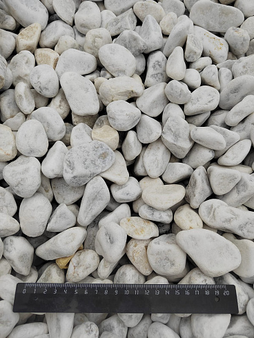 Kamenclub.ru: Мраморная крошка (щебень галтованный белый) фр.40-70 мм.  купить в Петрозаводске мрамор белый молочный айвори окатанный округлый природный камень 17000 руб/т   фото КАМЕНЬ КЛУБ