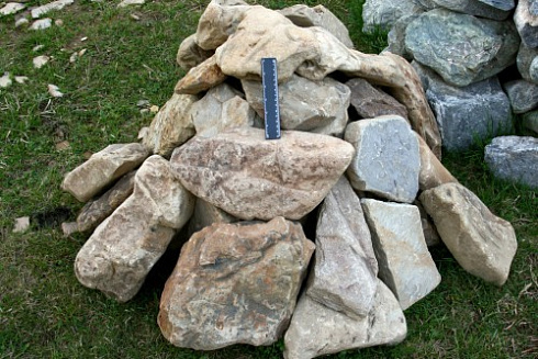 Kamenclub.ru: Песчаник декоративный ландшафтный (фр. 300-500 мм)  купить в Петрозаводске песчаник желтый рыжий серый зеленый валун речной окатанный природный песчаника 4 500 руб/т   фото КАМЕНЬ КЛУБ