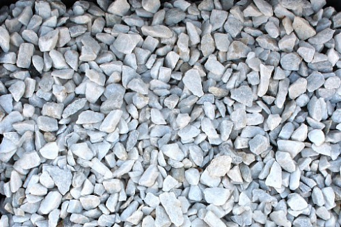 Kamenclub.ru: Мраморная крошка, щебень, цвет-белый, фр. 3-5 мм.  купить в Петрозаводске мрамор белый молочный бежевый мрамор колотый 11500 руб/т   фото КАМЕНЬ КЛУБ