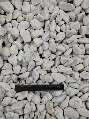 Kamenclub.ru: Мраморная крошка (щебень галтованный белый) фр.40-70 мм.  купить в Петрозаводске мрамор белый молочный айвори окатанный округлый природный камень 17000 руб/т   фото КАМЕНЬ КЛУБ