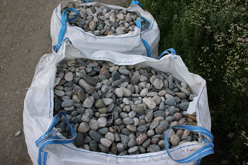 Kamenclub.ru: Галька речная окат (серая) фр.40-60 мм купить  в Петрозаводске галька речная серый бежевый рыжий коричневый округлый речной камень 5000 руб/т   фото КАМЕНЬ КЛУБ