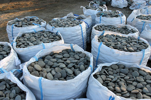 Kamenclub.ru: Галька речная плоская (темно-серая) фр. 100-200-300 мм. купить  в Петрозаводске галька речная плоская темно-серый, серый, синий речной галечник плоский 9000 руб/т   фото КАМЕНЬ КЛУБ