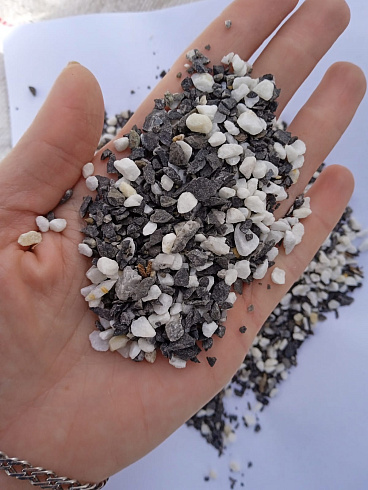 Kamenclub.ru: Мраморная крошка (щебень галтованный микс:: белый-черный) фр.5-10 мм  купить в Петрозаводске мрамор белый, черный, молочный, серый галтовка мраморная окатанная декоративная ландшафтная 15500 руб/т   фото КАМЕНЬ КЛУБ