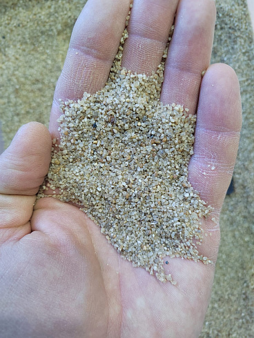 Кварцевый песок для площадок фр. 0,6-1,2 мм.  купить в Петрозаводске фото Камень Клуб