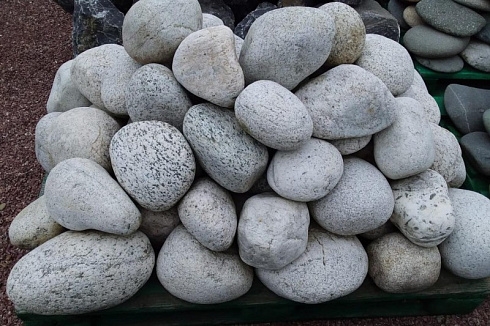 Kamenclub.ru: Бело-серый валунчик фр.100-300 мм.  купить в Петрозаводске крупный камень для ландшафта серый, белый бело-серый валун крупная галька 4500 руб/т   фото КАМЕНЬ КЛУБ