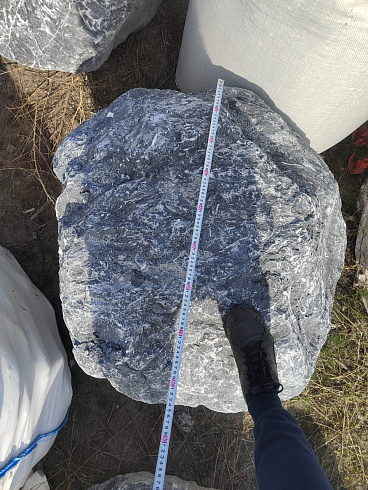 Kamenclub.ru: Черный мрамор скальник фр. 1000-1500 мм.  купить в Петрозаводске мрамор черный белый серый крупный колотый валун ландшафтный 9000 руб/т   фото КАМЕНЬ КЛУБ