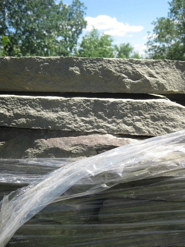 Kamenclub.ru: Песчаник пластушка серо-зеленый (1,5 см)  купить в Петрозаводске плитняк - пластушка серо-зеленый, серый, зеленый пластушка рваная ландшафтная колотая 10200 руб/м3   фото КАМЕНЬ КЛУБ