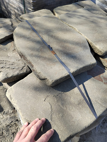 Kamenclub.ru: Песчаник пластушка светло-серый (3,0 см)  купить в Петрозаводске песчаник светло-серый, серый песчаник рваный ландшафтный колотый 13800 руб/м3   фото КАМЕНЬ КЛУБ