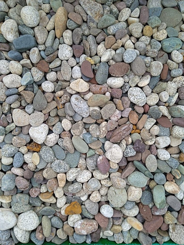 Kamenclub.ru: Галька горная речная окат (цветная) фр. 20-40 мм. купить  в Петрозаводске галька речная серый синий бежевый белый окатанная речная галька ландшафтная 6800 руб/т   фото КАМЕНЬ КЛУБ