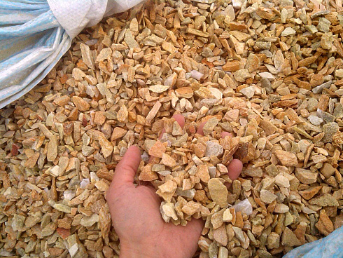 Kamenclub.ru: Щебень крошка желтый (ЗЛАТОЛИТ) фр. 5-10 мм.  купить в Петрозаводске мрамор золотистый, бежевый, желтый каменная ландшафтная декоративная крошка здатолита 8500 руб/т   фото КАМЕНЬ КЛУБ