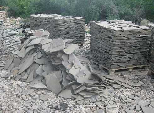 Kamenclub.ru: Песчаник пластушка серо-зеленый (1,5 см)  купить в Петрозаводске плитняк - пластушка серо-зеленый, серый, зеленый пластушка рваная ландшафтная колотая 10200 руб/м3   фото КАМЕНЬ КЛУБ