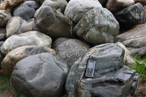 Kamenclub.ru: Речной валун Кабанчик фр.300-500 мм.  купить в Петрозаводске крупный природный камень галька серый, темно-серый речной валун галечник масштабный 7000 руб/т   фото КАМЕНЬ КЛУБ