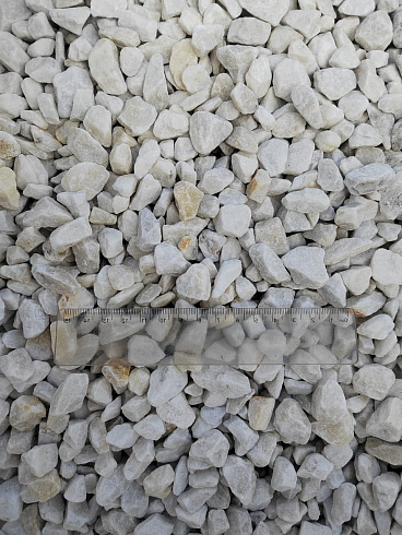 Kamenclub.ru: Мраморная крошка, щебень, цвет-белый, фр. 10-20 мм.  купить в Петрозаводске мрамор белый, молочный айвори каменная ландшафтная декоративная крошка шебня 12000 руб/т   фото КАМЕНЬ КЛУБ