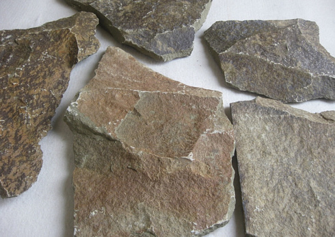 Kamenclub.ru: Песчаник пластушка "фонтанка" серо-зеленая (3,0-5,0 см)  купить в Петрозаводске песчаник серо-зеленая колотые плитки облицовочные пластушки 11400 руб/м3   фото КАМЕНЬ КЛУБ