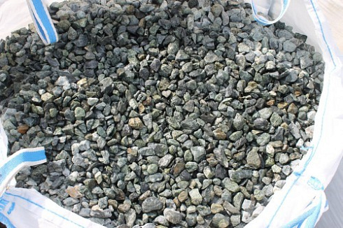 Kamenclub.ru: Щебень крошка зеленый (змеевик) фр. 20-40 мм.  купить в Петрозаводске мрамор зеленый, салатовый ландшафтная мраморная крошка 8500 руб/т   фото КАМЕНЬ КЛУБ