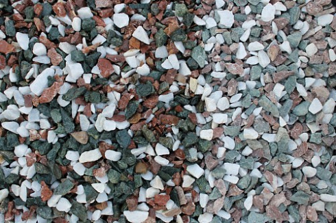 Kamenclub.ru: Мраморная крошка (щебень крошка микс: белый-зеленый-розовый) фр. 10-20 мм.  купить в Петрозаводске мрамор белый, зеленый, розовый декоративный ландшафтный колотый щебень 12000 руб/т   фото КАМЕНЬ КЛУБ