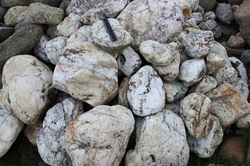 Kamenclub.ru: Кварцевый валунчик фр.100-300 мм.  купить в Петрозаводске кварц белый, бежевый молочный рыжий крупный природный камень галечник 7850 руб/т   фото КАМЕНЬ КЛУБ