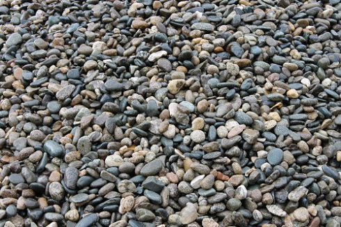 Kamenclub.ru: Галька горная речная окат (цветная) фр. 20-40 мм. купить  в Петрозаводске галька речная серый синий бежевый белый окатанная речная галька ландшафтная 6800 руб/т   фото КАМЕНЬ КЛУБ