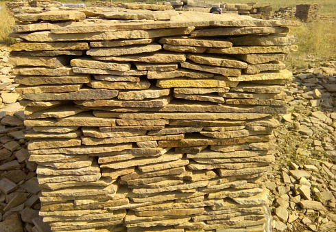 Kamenclub.ru: Песчаник пластушка желтый с разводом под дерево (2 см)  купить в Петрозаводске плитняк желтый с разводами, желтый, рыжий, серый песчаник пластушка рваная ландшафтная 11 000 руб/м3   фото КАМЕНЬ КЛУБ